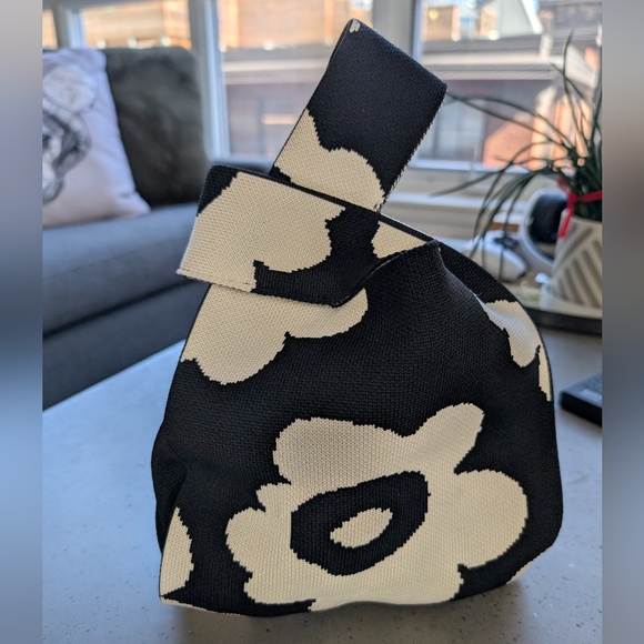 Handbags - Black and White Floral Hand Tote Bag